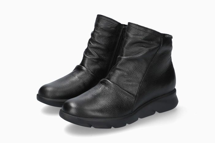 Celiane - Black | M5XU